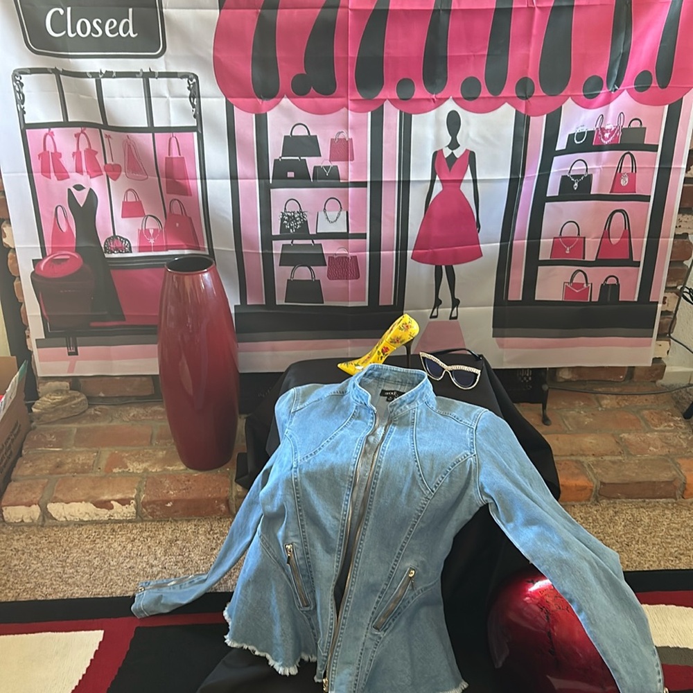 Hello ladies
Denim in this jacket is cute .Specially around the waist !